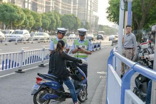 动车上路有“5不能”新要求别被罚了才知道龙8游戏国际登录2025年2月起执行电(图7)